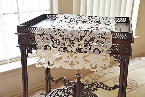 Table Runner.Christina Butterflies Crystal Lace. 16x45 PISTACHIO